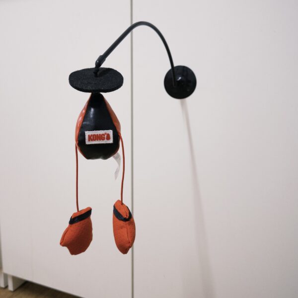 {"tint":0,"temperature":3200} KONG 吸盤拳擊逗貓棒(展示品)